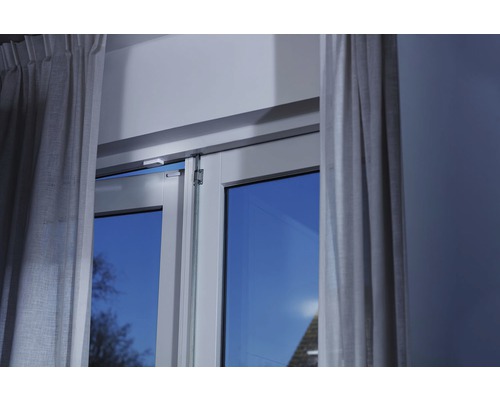 Fenêtre avec rideaux et fermeture de fenêtre