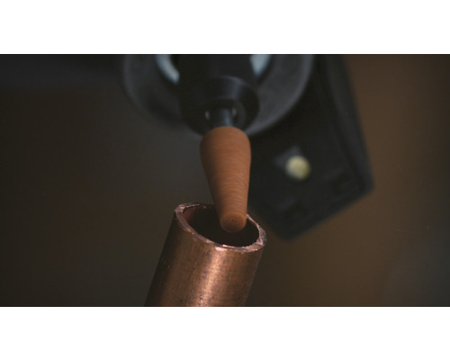 Outil rotatif avec embout de ponçage pour travailler un tube