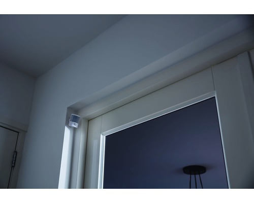 Détecteur de mouvement monté sur un cadre de porte