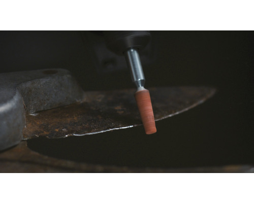 Un outil rotatif affûte une lame.