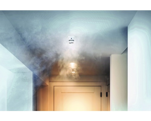 Scène avec détecteur de fumée au plafond lors d''un incendie