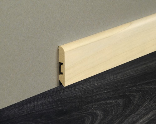Plinthe en bois sur le mur
