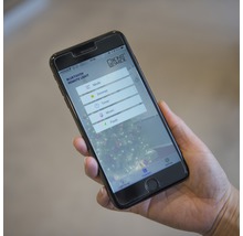 Smartphone affichant l''application pour contrôler l''éclairage de Noël