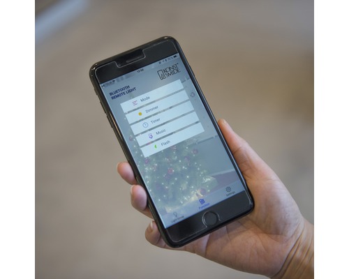 Smartphone affichant l''application pour contrôler l''éclairage de Noël