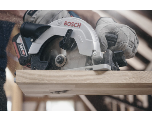 Akkukreissäge beim Schneiden von Holz mit Bosch Logo
