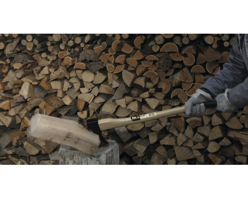 Holzspalter beim Spalten von Holz vor einem Holzhintergrund