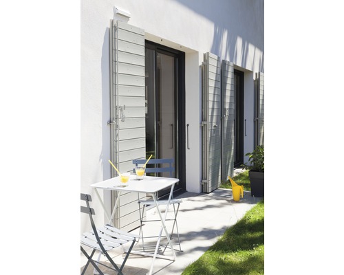 Terrasse mit Tisch, Stühlen und Fensterläden