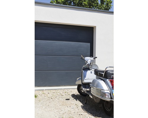Modernes Garagentor mit horizontaler Paneelstruktur neben einem Roller