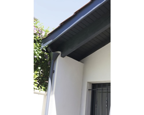 Hausfassade mit Dachrinne und Fallrohr aus Metall