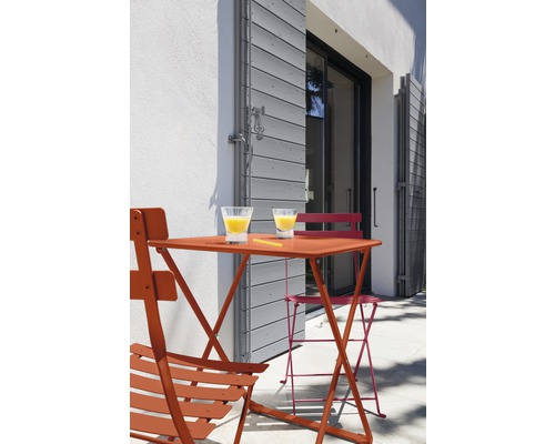 Terrasse mit Klapptisch, Klappstühlen und Getränken