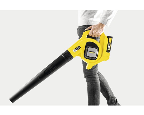 Souffleur à feuilles sans fil Kärcher jaune et noir dans la main d''une personne.