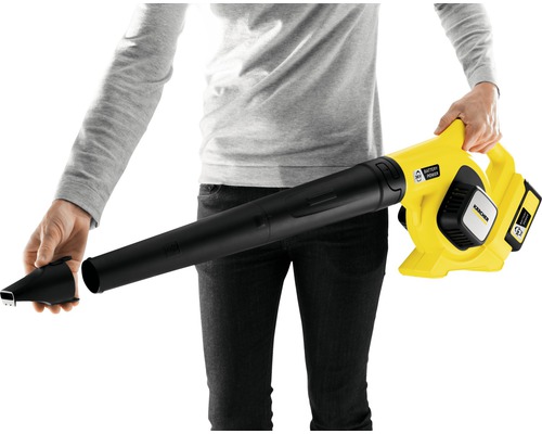 Une personne monte une buse sur un souffleur de feuilles sans fil Kärcher jaune
