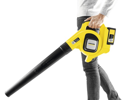 Souffleur de feuilles à batterie Kärcher jaune dans la main d''une personne