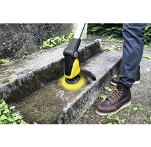 Nettoyeur à brosse en cours d''utilisation pour nettoyer un escalier