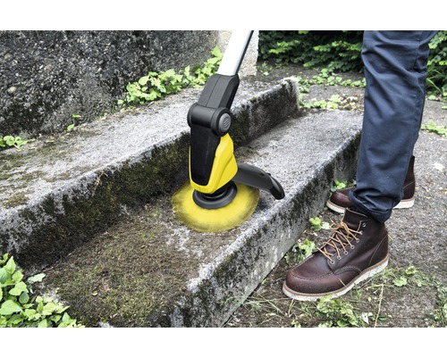 Nettoyeur à brosse en cours d''utilisation pour nettoyer un escalier