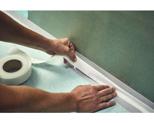 Auftragen von Dichtband in einer Ecke