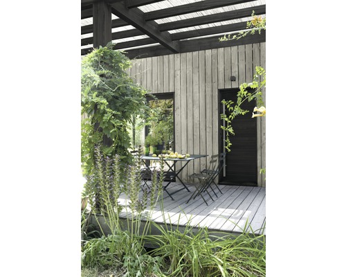 Terrasse mit Holzboden, Tisch und Stühlen im Garten