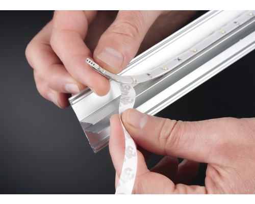 Fixation d''une bande LED dans un profilé en aluminium