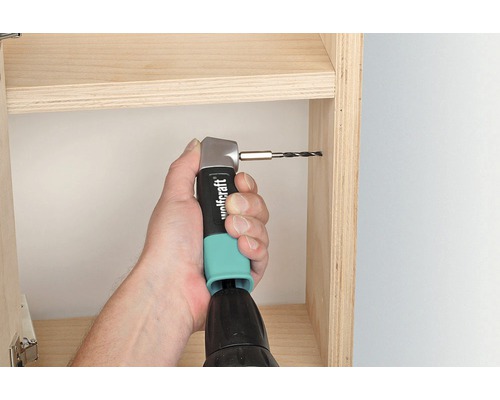 Eine Person bohrt mit einem Winkelvorsatz in ein Holzregal