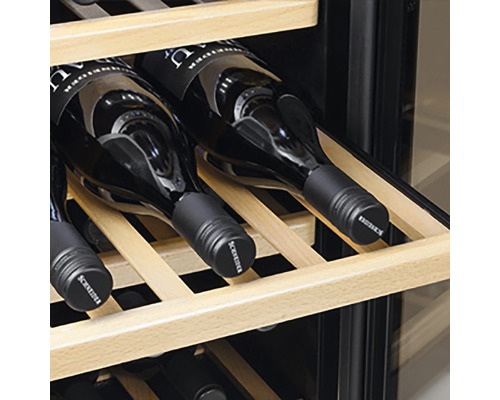 Bouteilles de vin sur des étagères en bois dans une cave à vin