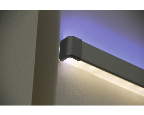 Detailaufnahme einer grauen LED-Leuchte an einer Wand