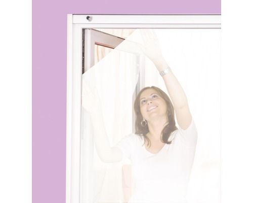 Femme installant une moustiquaire sur une fenêtre