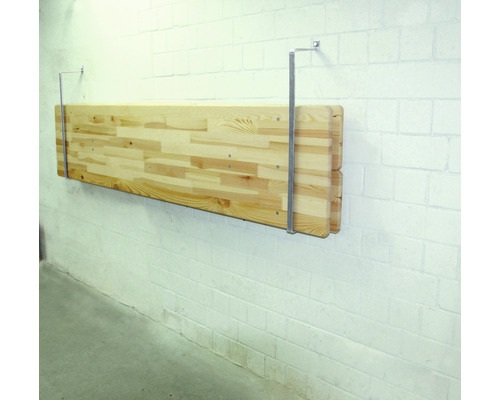 Holzregal mit Stahlträgern an einer Wand