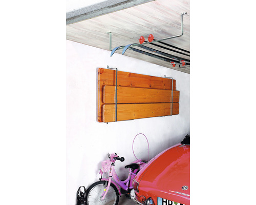 Wandhalterung mit Holzplatten und Skihalterung an der Decke in einer Garage