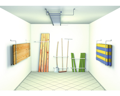 Organisierter Lagerraum mit Regalsystemen für Holz, Gartengeräte und mehr