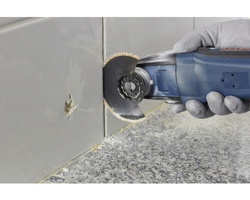 Multifunktionswerkzeug beim Fliesenschneiden