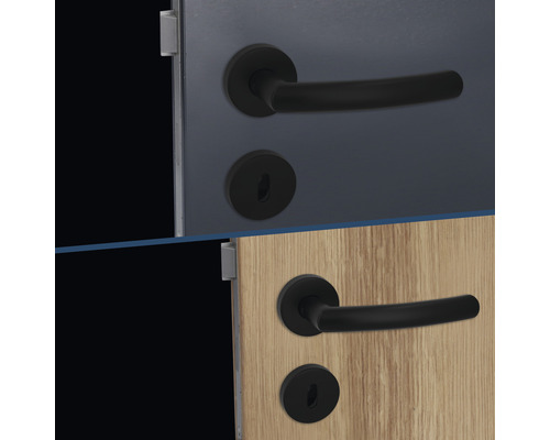 Garniture de porte avec poignée de porte noire montée sur deux portes différentes