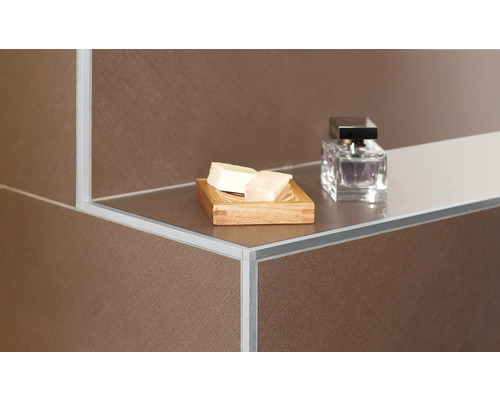 Gros plan d''une étagère de salle de bains avec du savon et un flacon de parfum