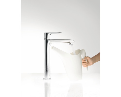 Mitigeur de lavabo chromé remplissant un arrosoir d''eau.