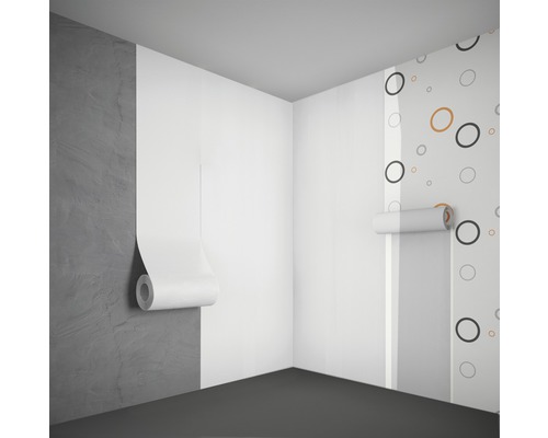 Raumecke mit verschiedenen Tapetenmustern an den Wänden.