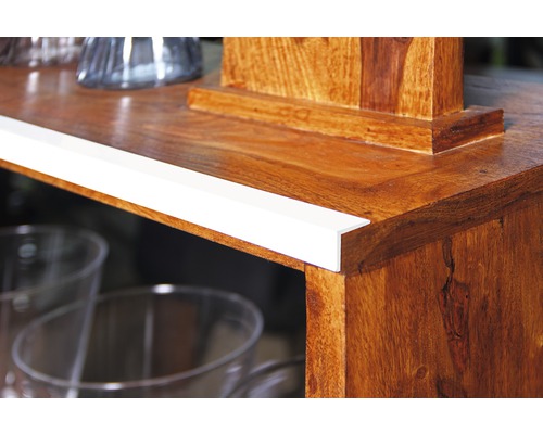 Vue détaillée d''une armoire en bois avec une protection de bord blanche