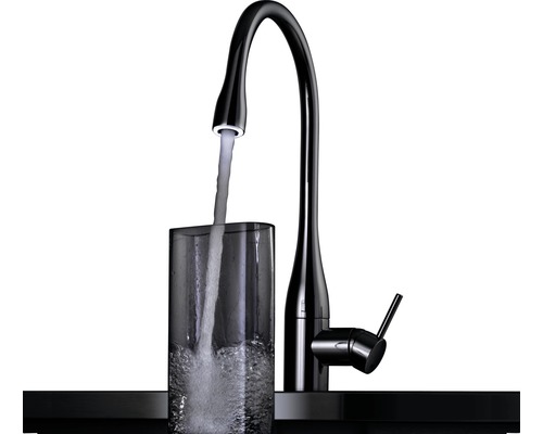 Robinet noir remplissant un verre d''eau