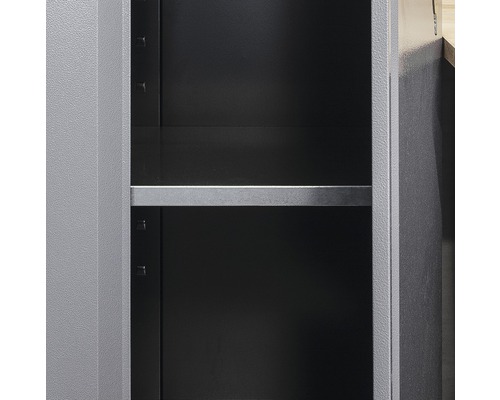 Vue détaillée d''une étagère métallique pour armoires d''atelier.