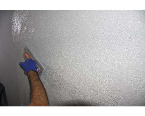 Application d''enduit sur un mur avec une spatule