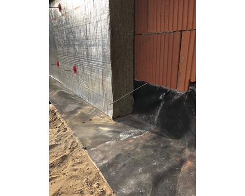 Isolation extérieure avec laine minérale et revêtement en aluminium sur un bâtiment.