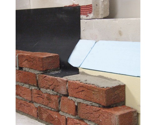 Vue détaillée d''un mur en maçonnerie avec étanchéité et isolation