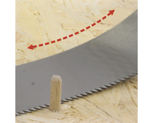 Nahaufnahme einer Säge, die einen Holzdübel schneidet, mit gestrichelter Schnittrichtung