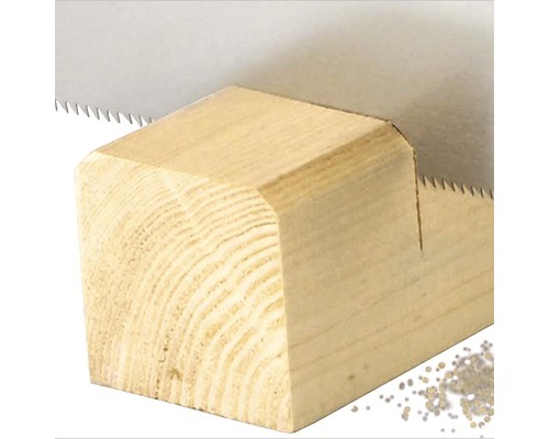 Handsäge schneidet Holzstück