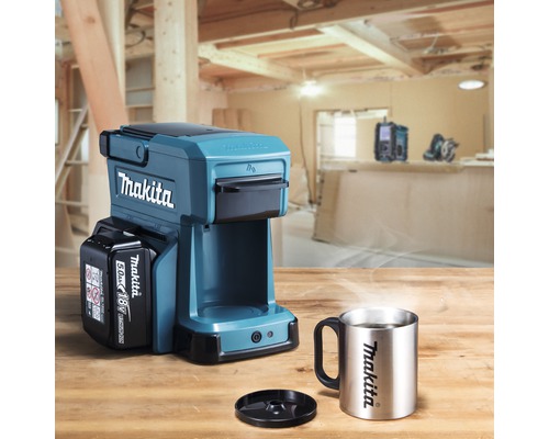 Makita Kaffeemaschine mit Tasse auf einem Holztisch