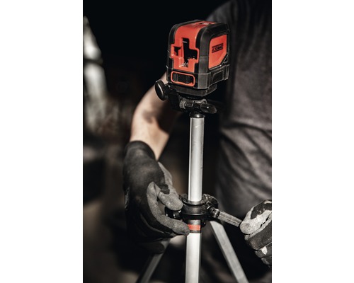 Niveau laser croix sur trépied avec opérateur