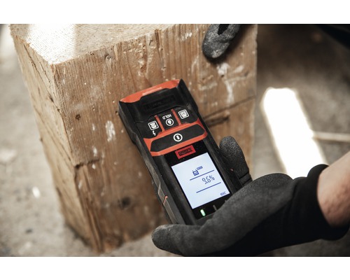 Feuchtigkeitsmesser misst Feuchtigkeit in Holz