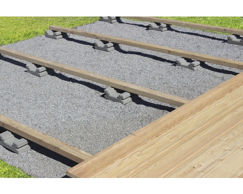 Sous-structure de terrasse en bois avec blocs de fondation en béton