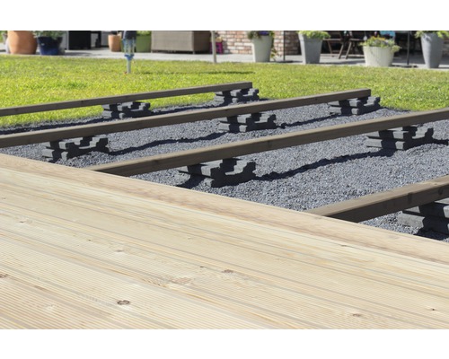 Construction d''une terrasse en bois avec sous-structure sur gravier