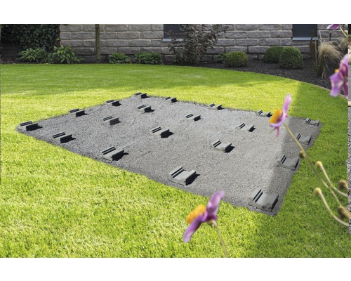 Surface carrée avec plaques de sol dans le jardin