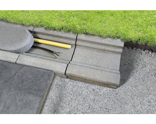 Bordure de gazon en béton avec câbles et pavés