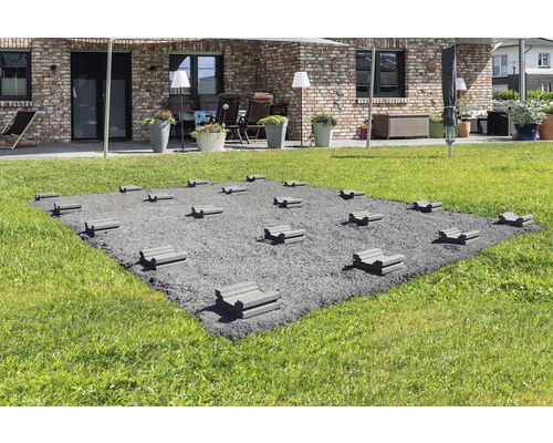 Surface carrée de gravillons avec plots réglables sur le dessus dans le jardin